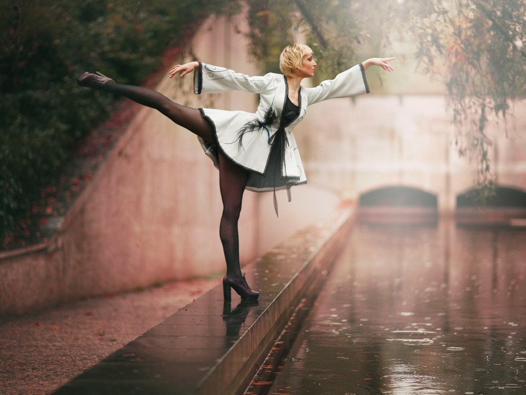 Screenshot №1 pro téma Ballerina Dance in Rain 1024x768