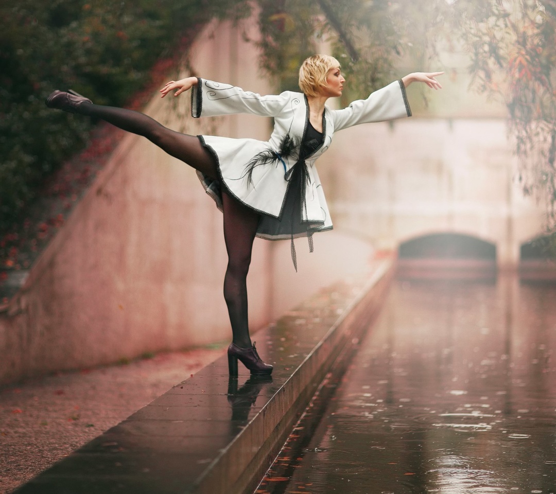 Обои Ballerina Dance in Rain 1080x960