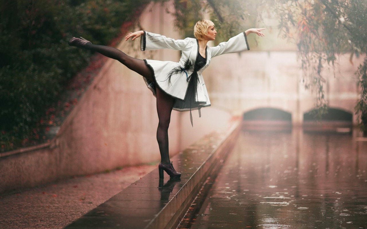 Screenshot №1 pro téma Ballerina Dance in Rain 1280x800
