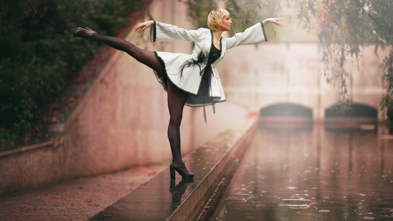 Das Ballerina Dance in Rain Wallpaper 1366x768