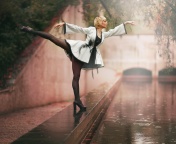 Screenshot №1 pro téma Ballerina Dance in Rain 176x144