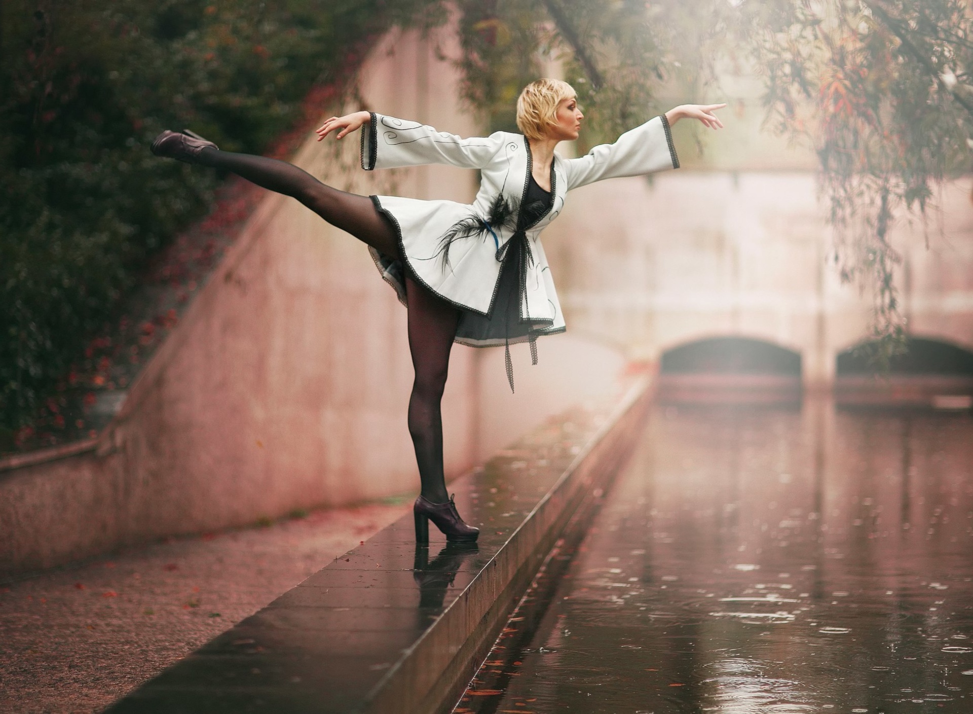 Ballerina Dance in Rain wallpaper 1920x1408