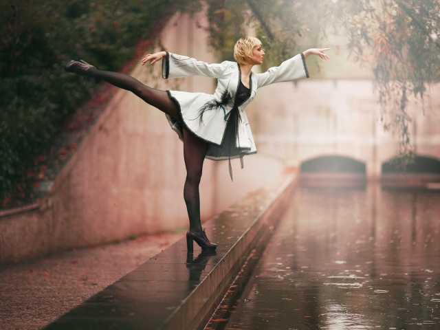 Das Ballerina Dance in Rain Wallpaper 640x480