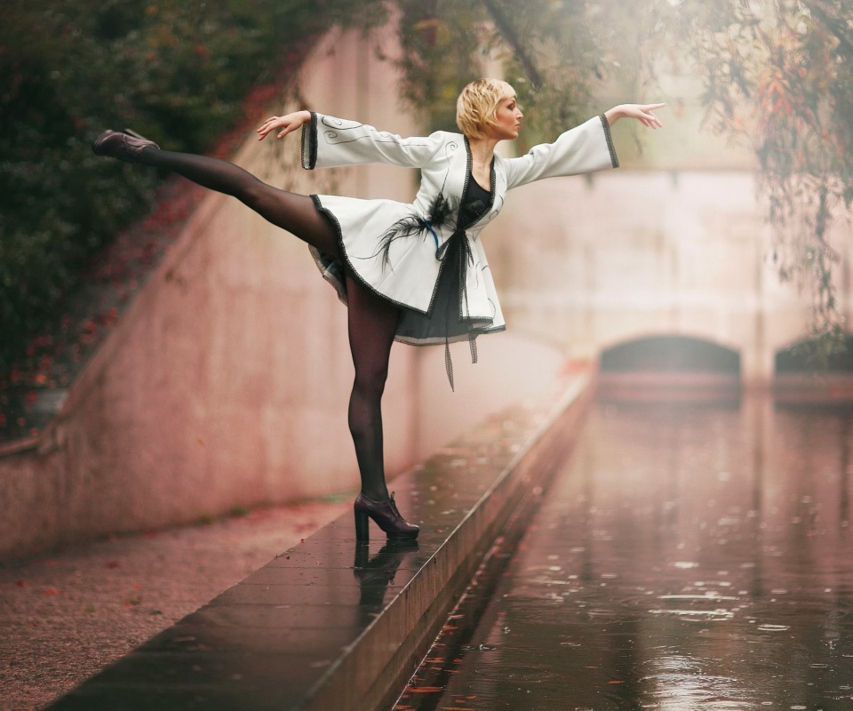 Обои Ballerina Dance in Rain 960x800