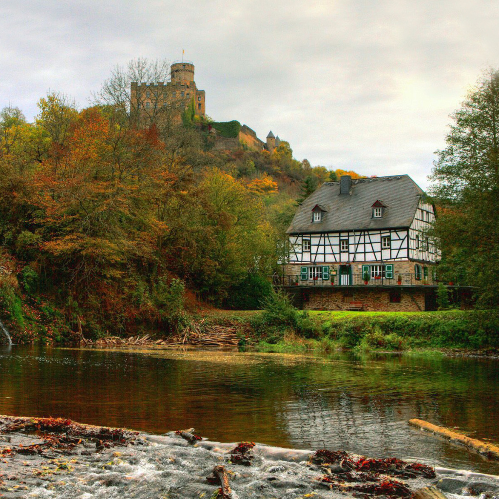 Fondo de pantalla Castle in Autumn Forest 1024x1024