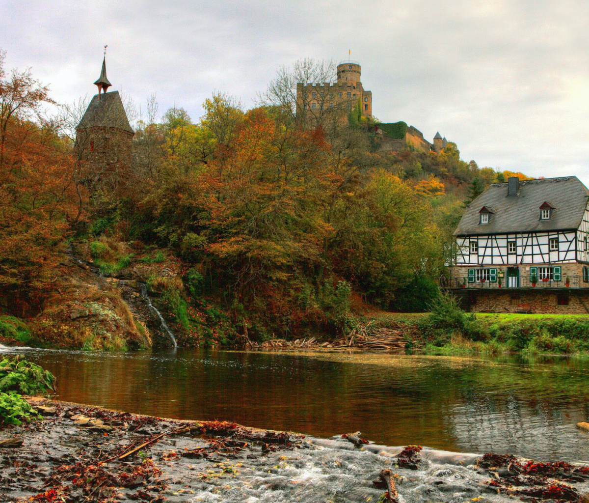 Fondo de pantalla Castle in Autumn Forest 1200x1024