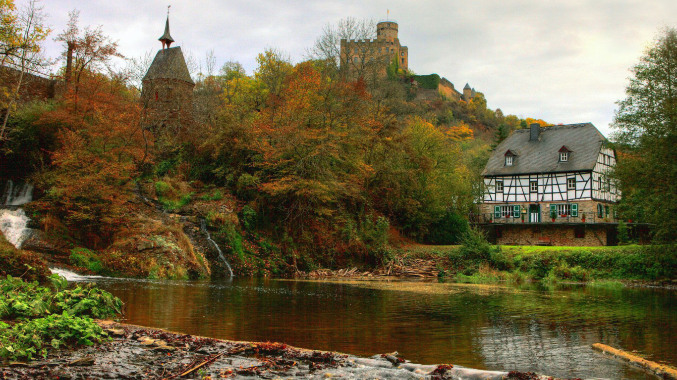 Sfondi Castle in Autumn Forest 1366x768