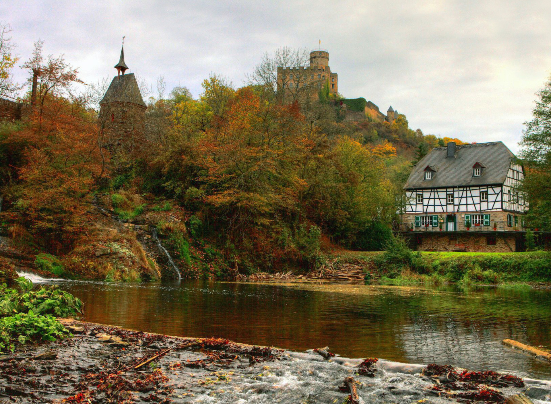 Обои Castle in Autumn Forest 1920x1408