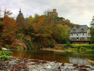 Das Castle in Autumn Forest Wallpaper 320x240