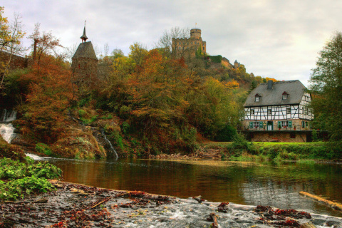 Fondo de pantalla Castle in Autumn Forest 480x320