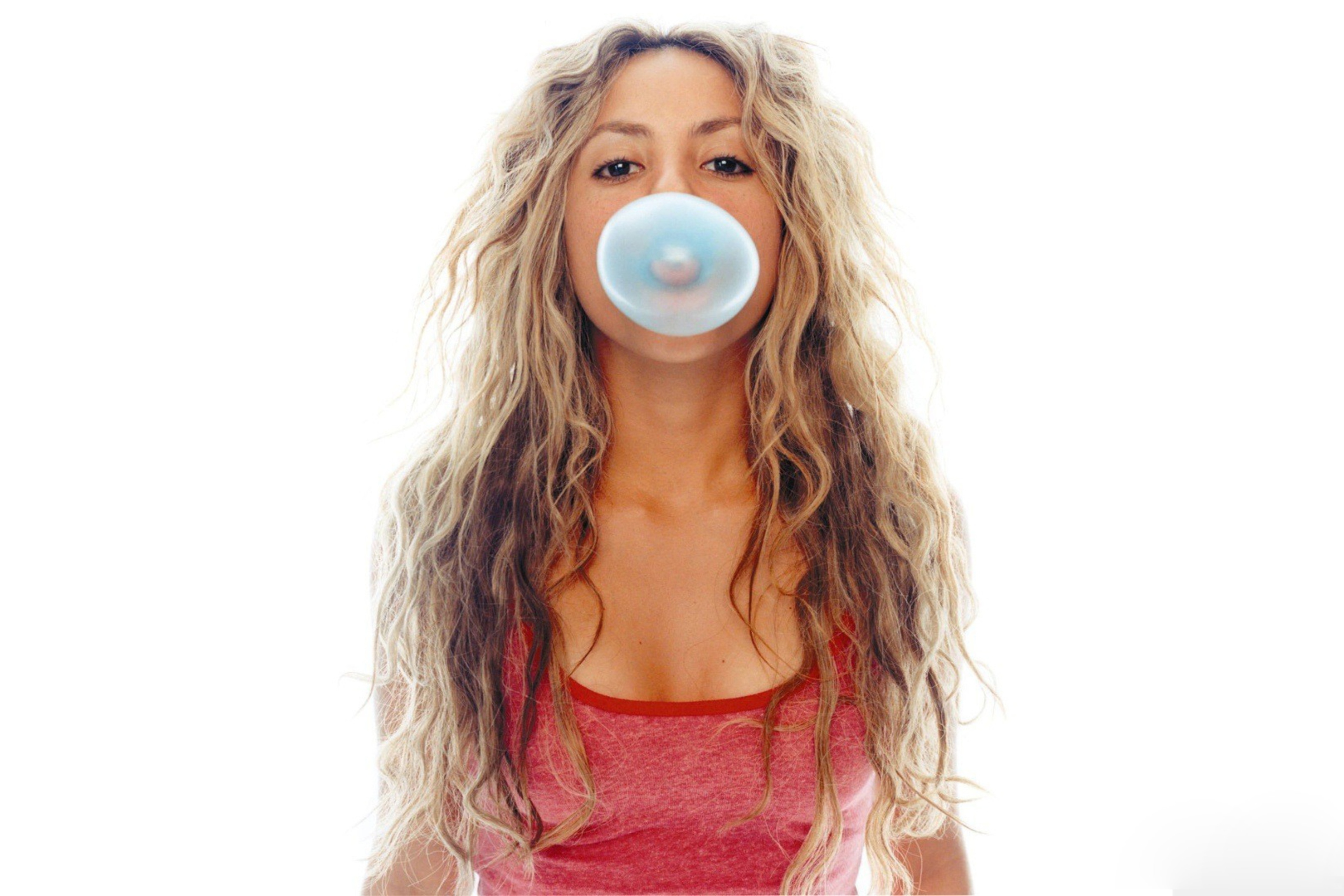 Screenshot №1 pro téma Shakira And Bubble Gum 2880x1920