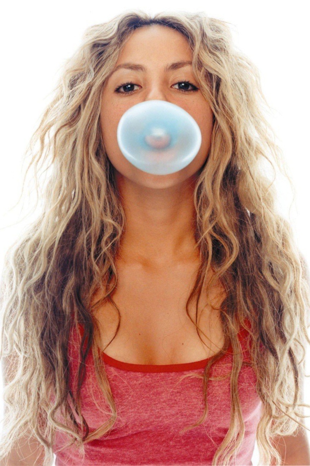 Sfondi Shakira And Bubble Gum 640x960
