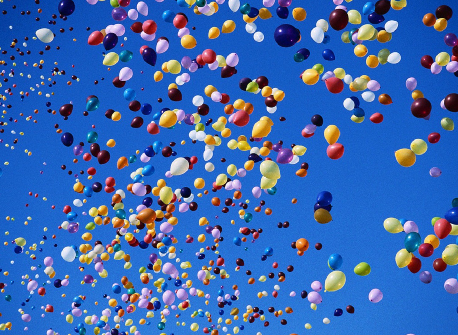 Fondo de pantalla Colorful Balloons In Blue Sky 1920x1408