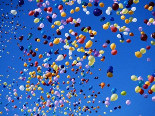 Das Colorful Balloons In Blue Sky Wallpaper 320x240