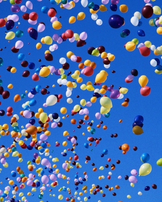 Colorful Balloons In Blue Sky - Obrázkek zdarma pro Nokia C1-00