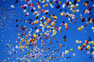 Kostenloses Colorful Balloons In Blue Sky Wallpaper für Android, iPhone und iPad