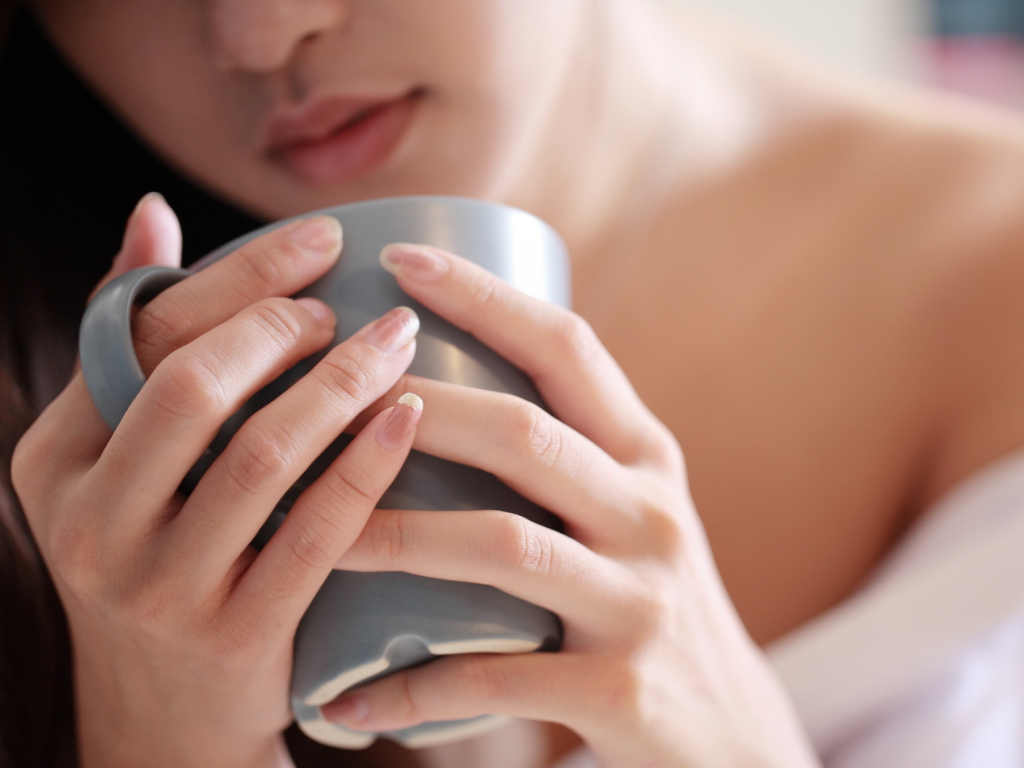 Fondo de pantalla Cup Of Tea In Girl's Hands 1024x768