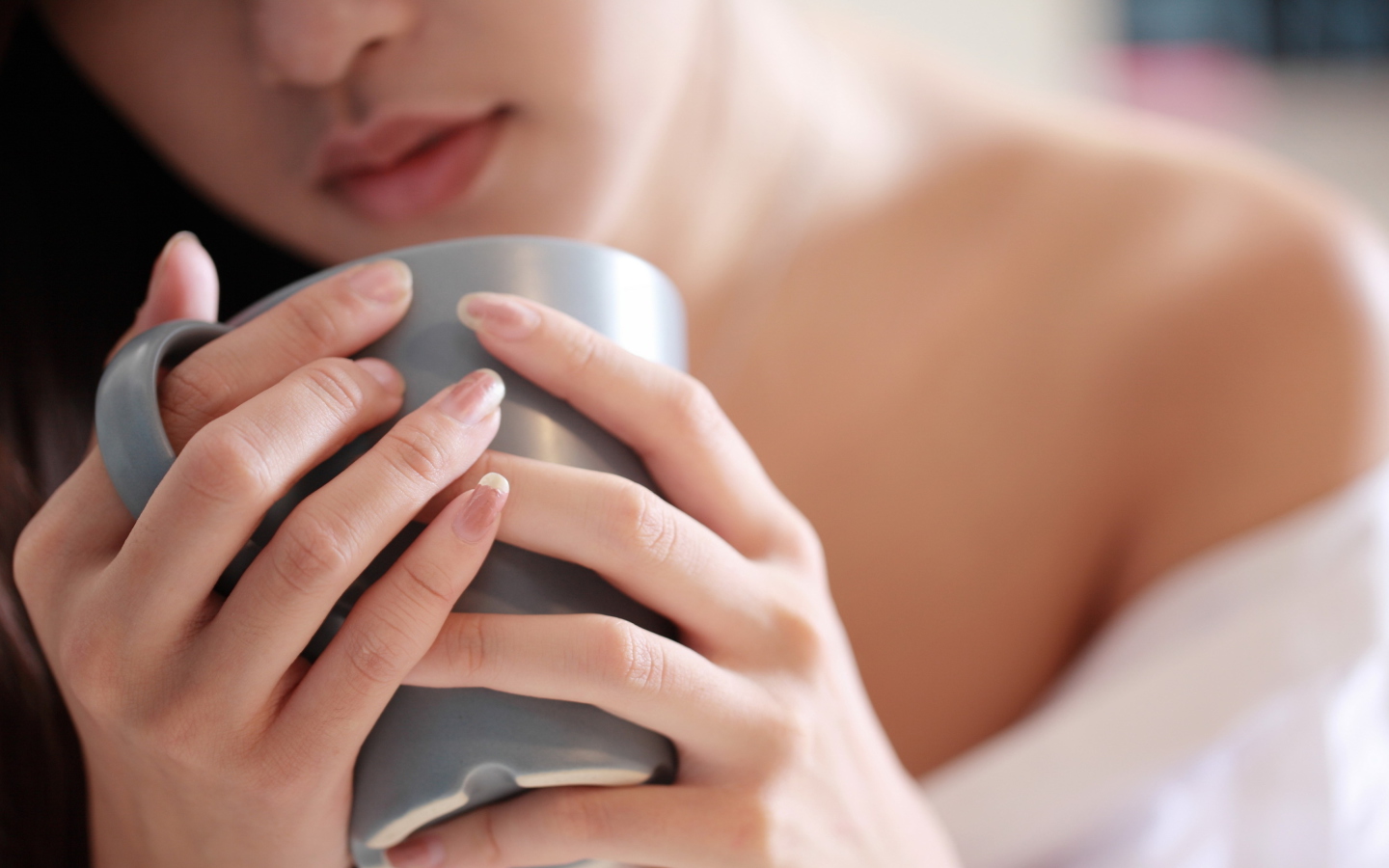 Sfondi Cup Of Tea In Girl's Hands 1440x900