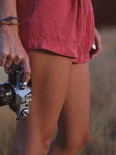 Screenshot №1 pro téma Girl With Photocamera 240x320