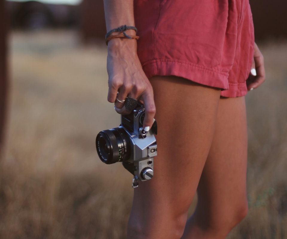 Girl With Photocamera screenshot #1 960x800