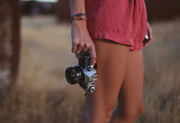 Sfondi Girl With Photocamera