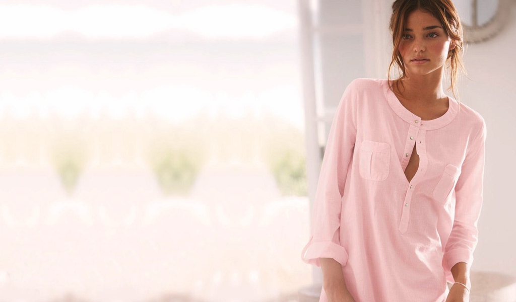 Обои Miranda Kerr In Pink Shirt 1024x600