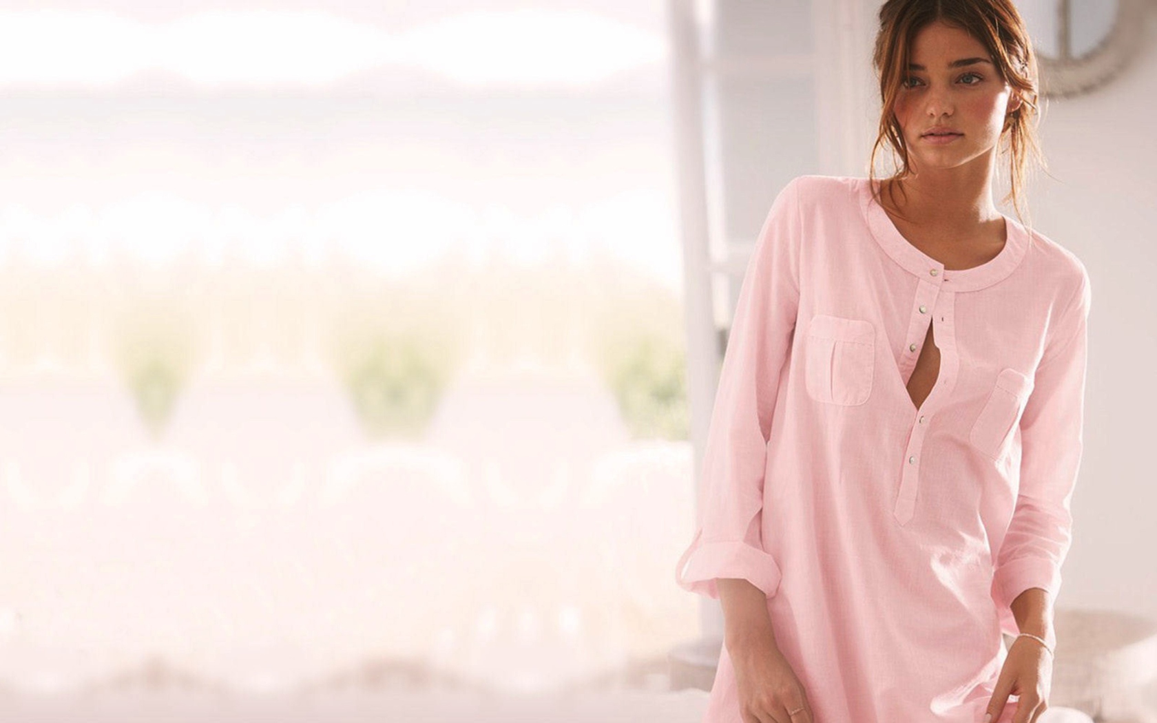 Fondo de pantalla Miranda Kerr In Pink Shirt 1680x1050