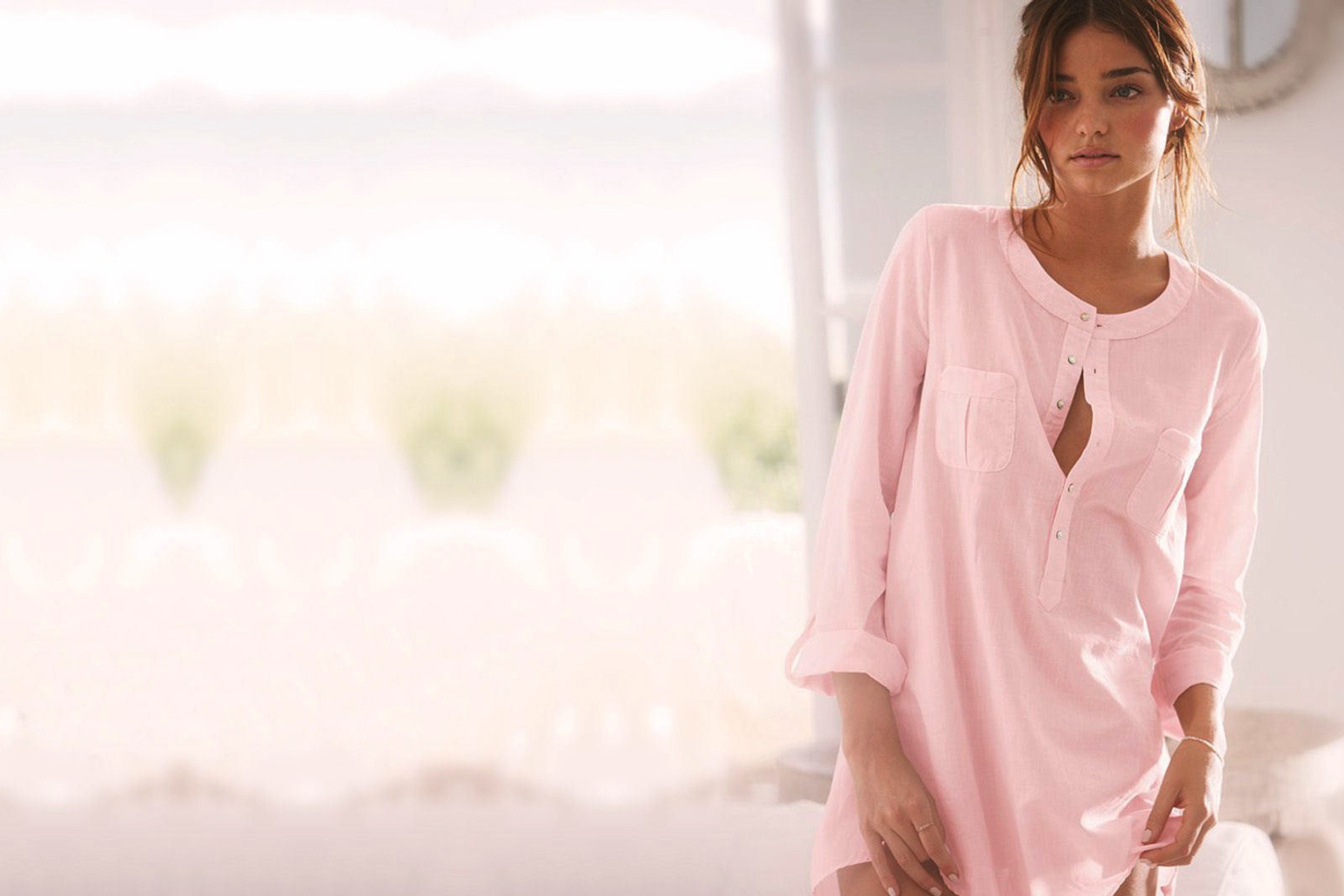 Fondo de pantalla Miranda Kerr In Pink Shirt 2880x1920