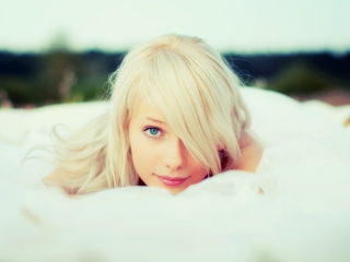 White Veil & Blonde Girl screenshot #1 320x240
