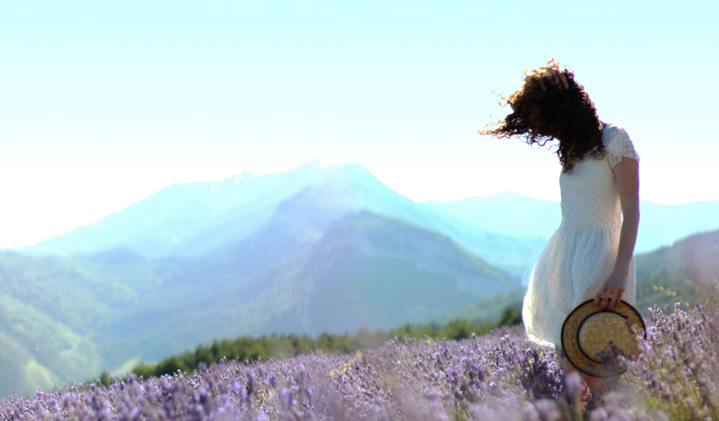 Girl In Lavender Field screenshot #1 1024x600