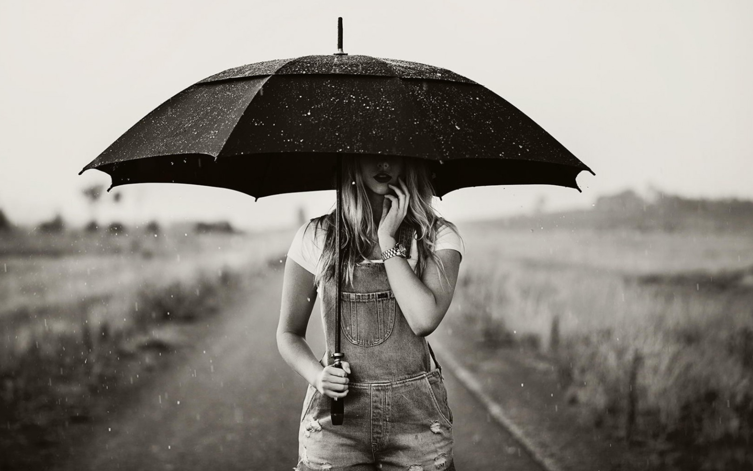 Sfondi Girl Under Black Umbrella 2560x1600