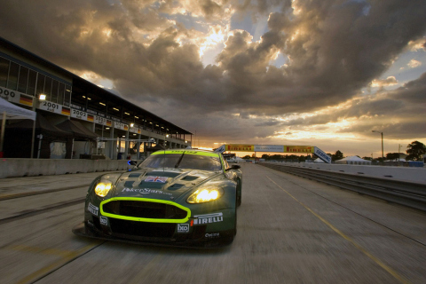 Das Aston Martin Dbr9 Wallpaper 480x320