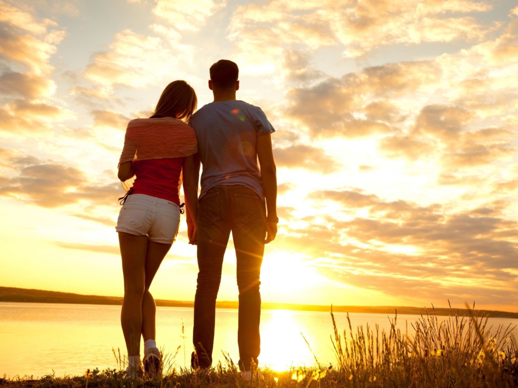 Fondo de pantalla Couple Watching Sunset 1024x768