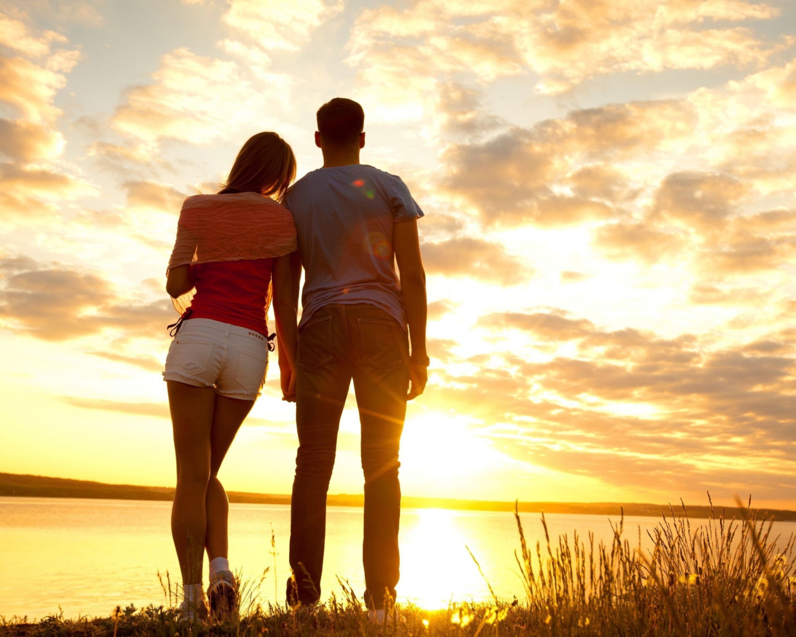 Обои Couple Watching Sunset 1600x1280