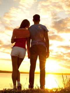 Das Couple Watching Sunset Wallpaper 240x320