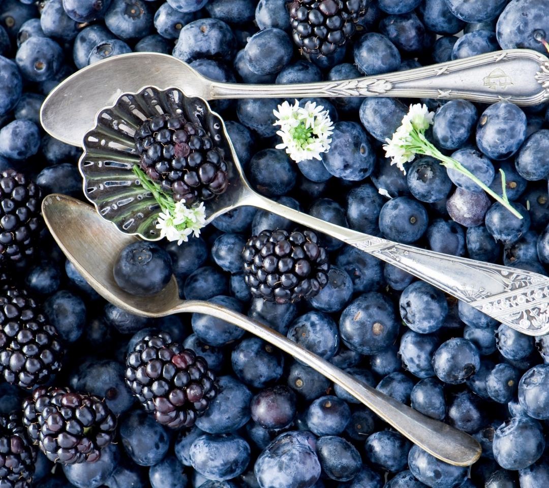 Sfondi Blackberries & Blueberries 1080x960