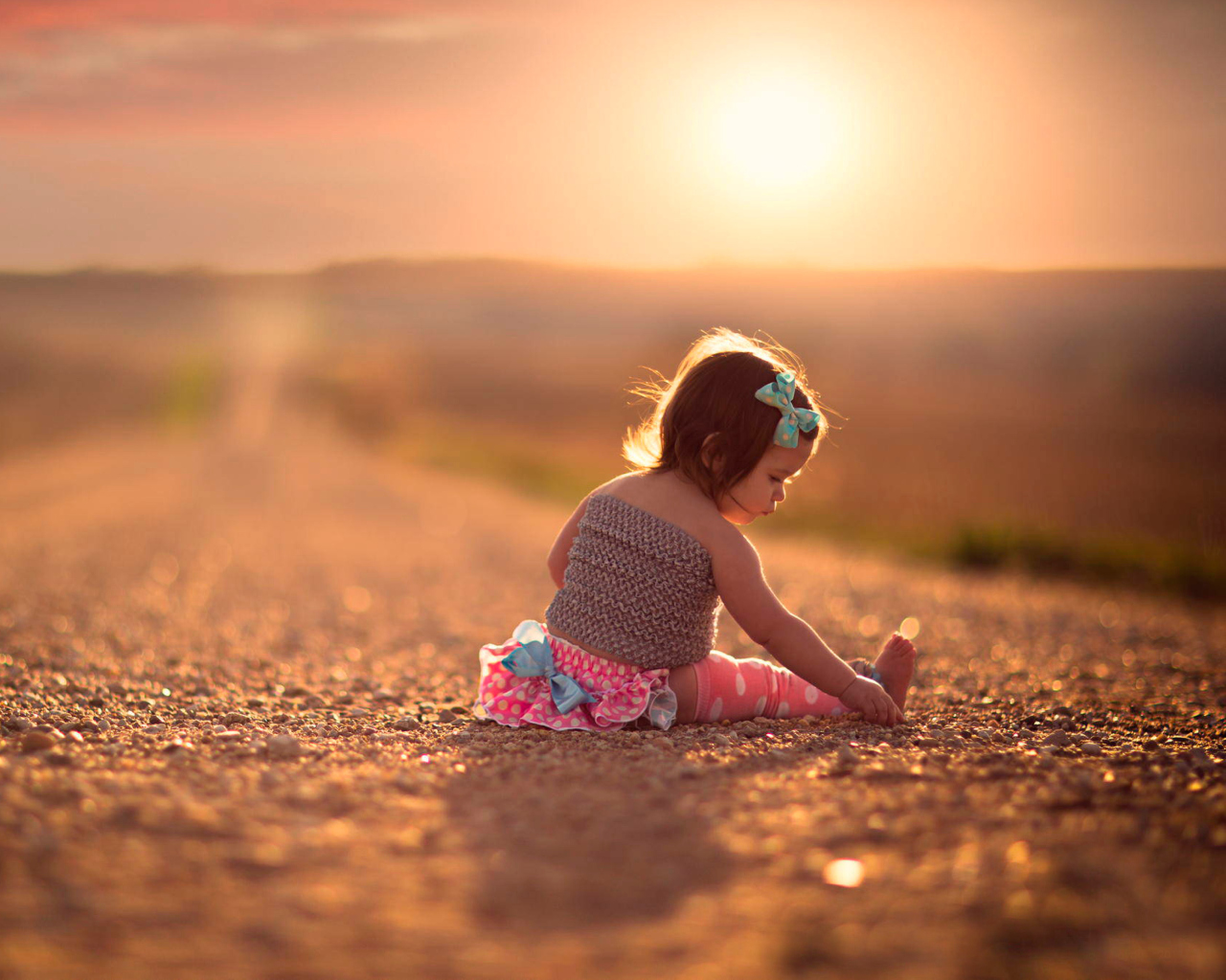 Обои Child On Road At Sunset 1280x1024