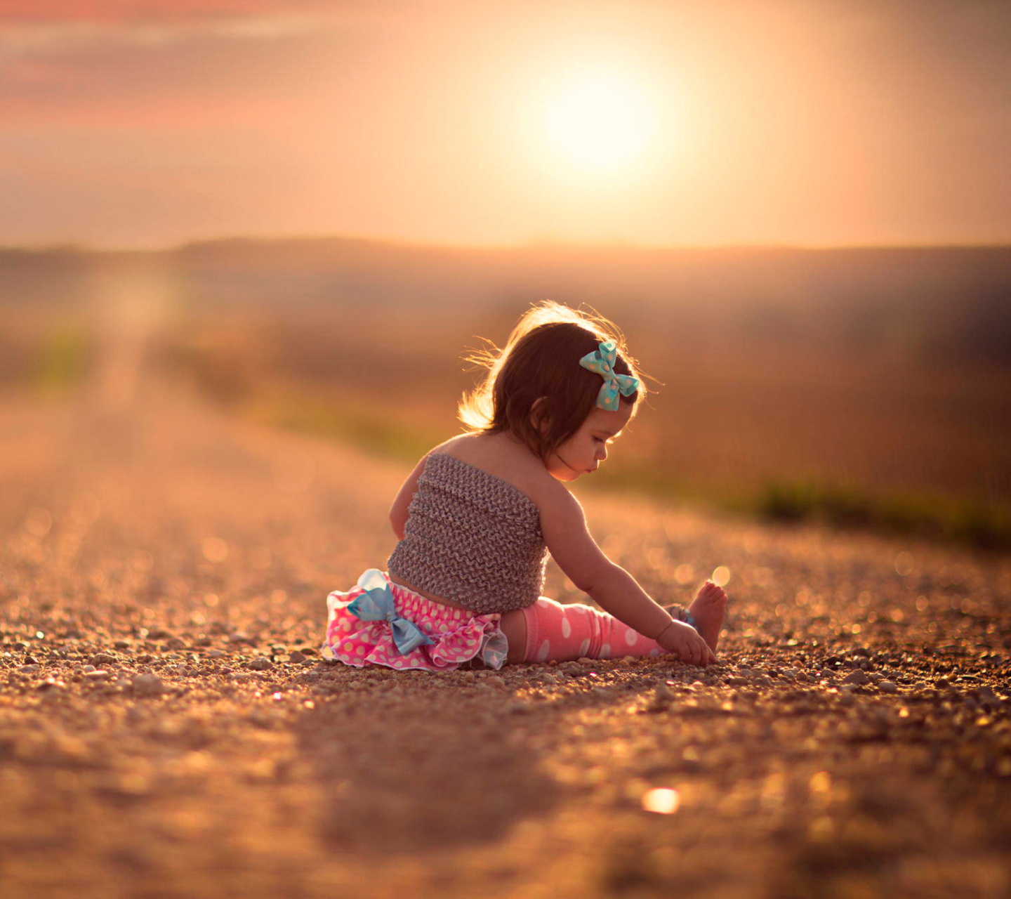 Обои Child On Road At Sunset 1440x1280