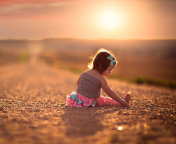 Das Child On Road At Sunset Wallpaper 176x144