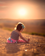 Das Child On Road At Sunset Wallpaper 176x220