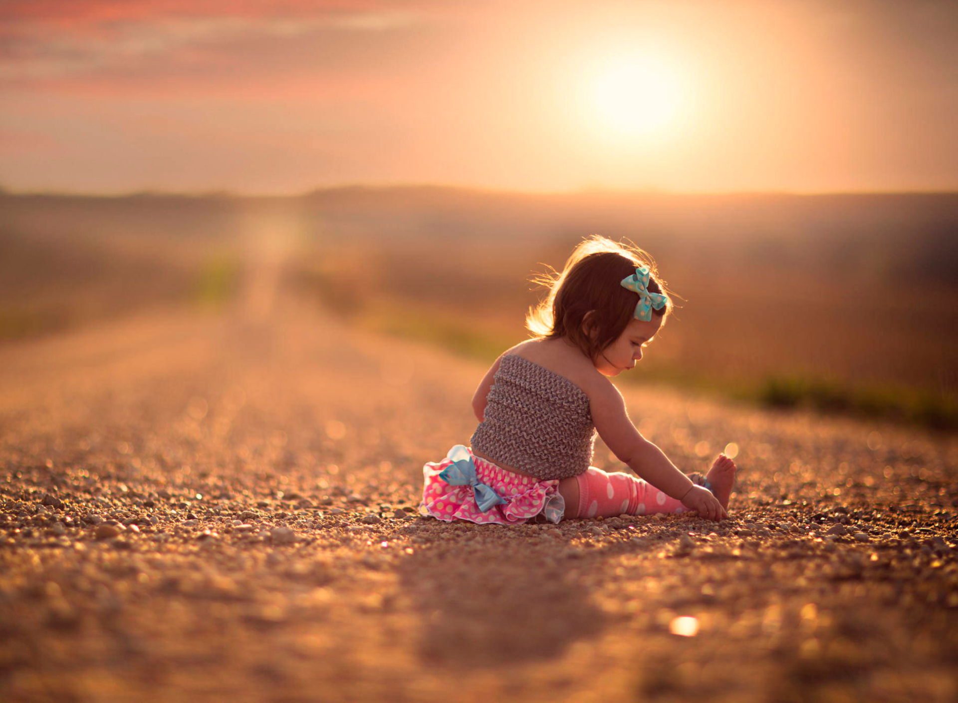 Das Child On Road At Sunset Wallpaper 1920x1408