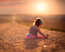 Обои Child On Road At Sunset 220x176