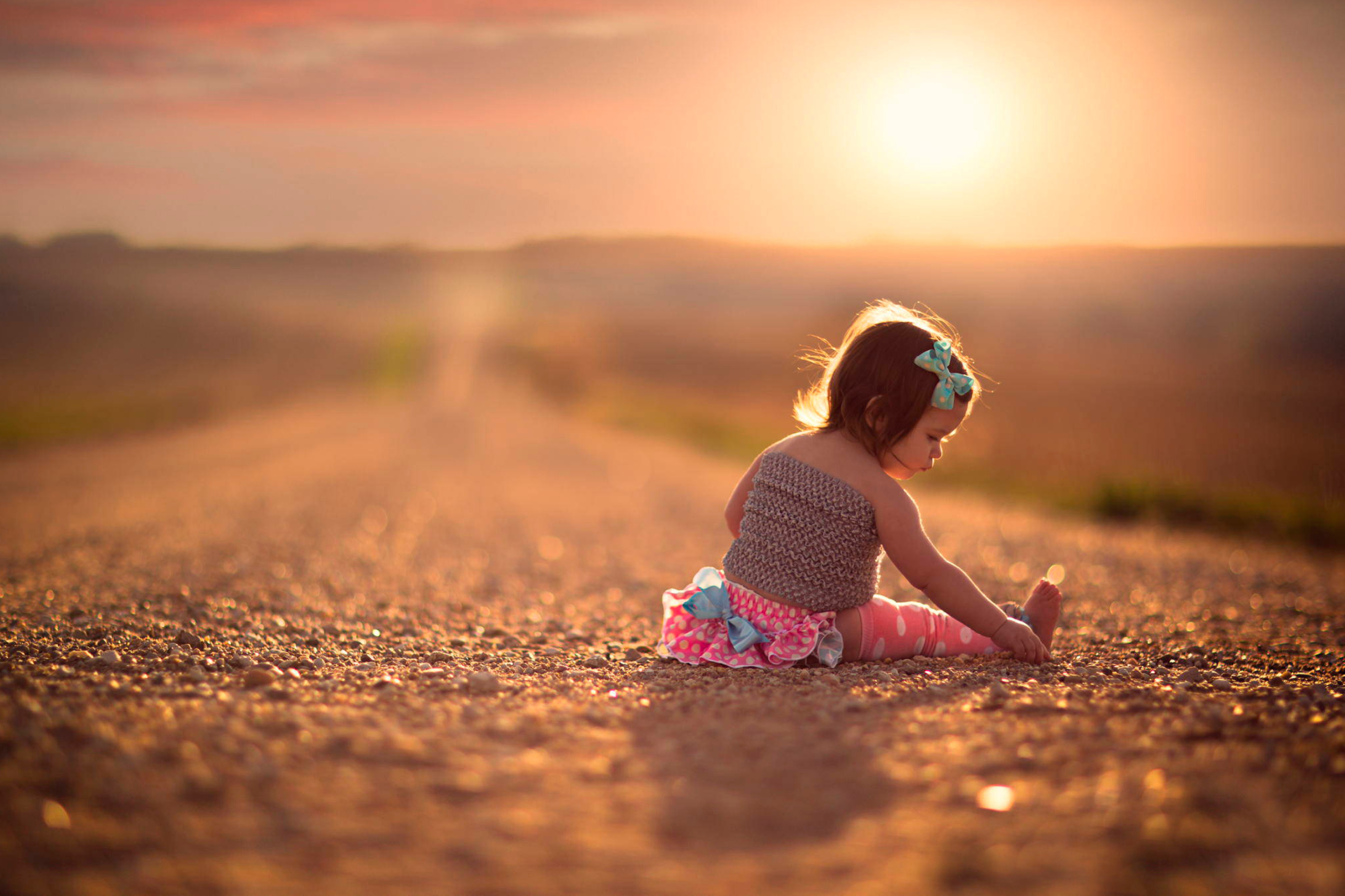 Обои Child On Road At Sunset 2880x1920