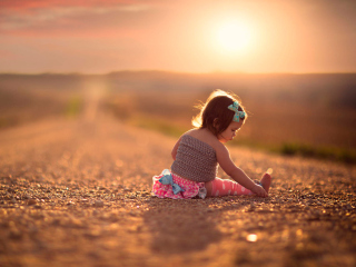 Обои Child On Road At Sunset 320x240