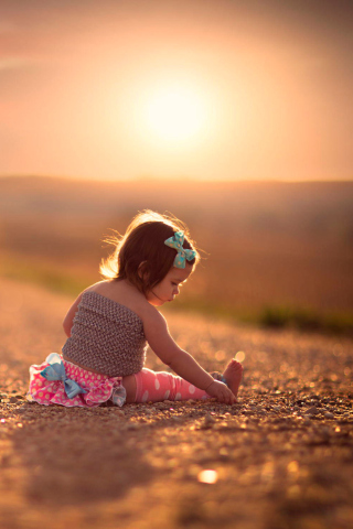 Das Child On Road At Sunset Wallpaper 320x480