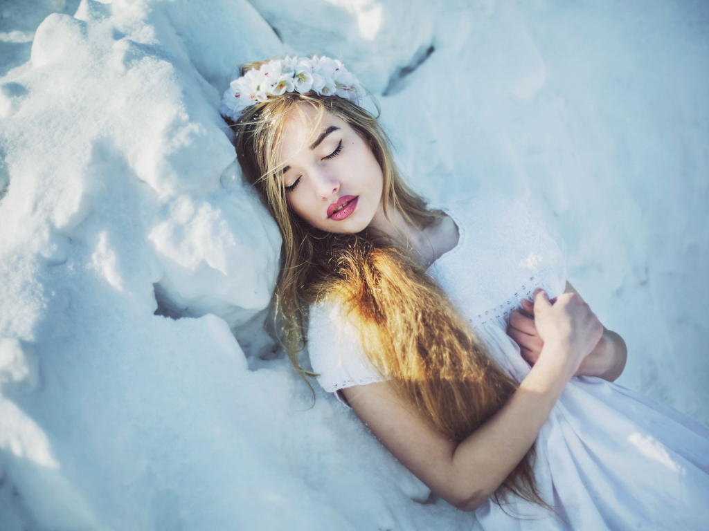 Sleeping Snow Beauty wallpaper 1024x768