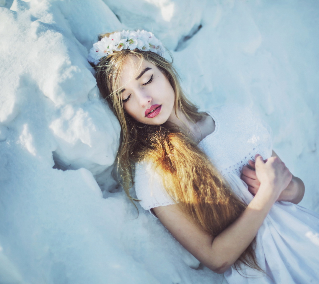 Das Sleeping Snow Beauty Wallpaper 1080x960