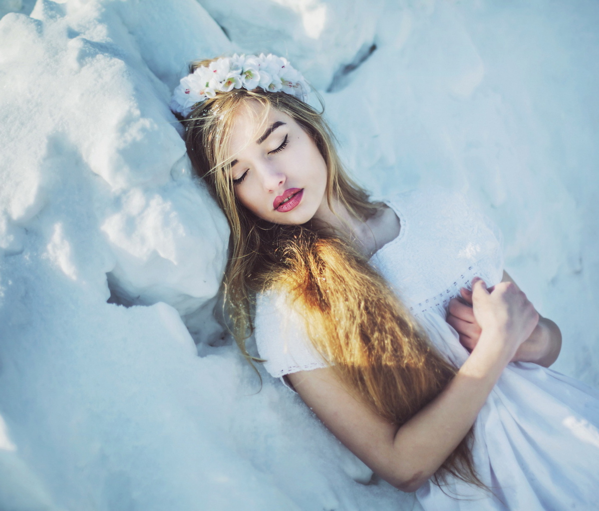 Sleeping Snow Beauty wallpaper 1200x1024