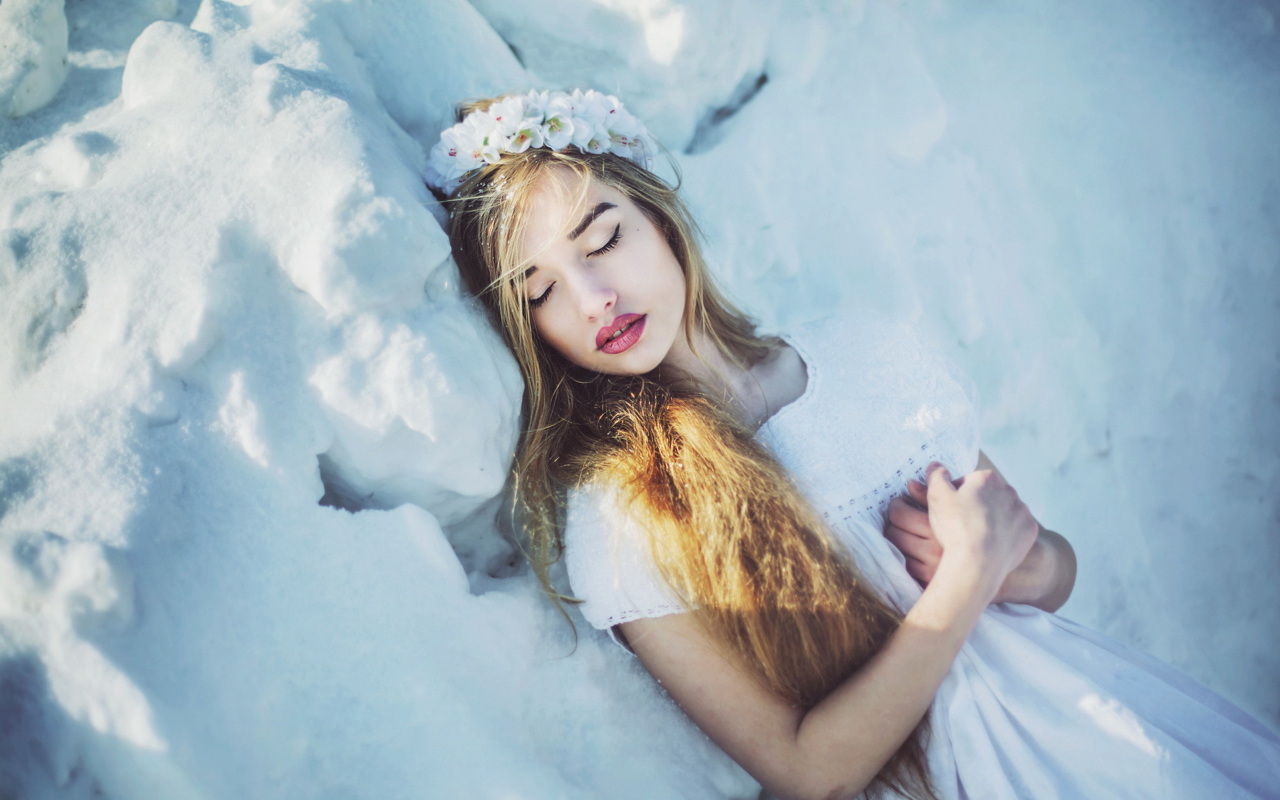 Sfondi Sleeping Snow Beauty 1280x800