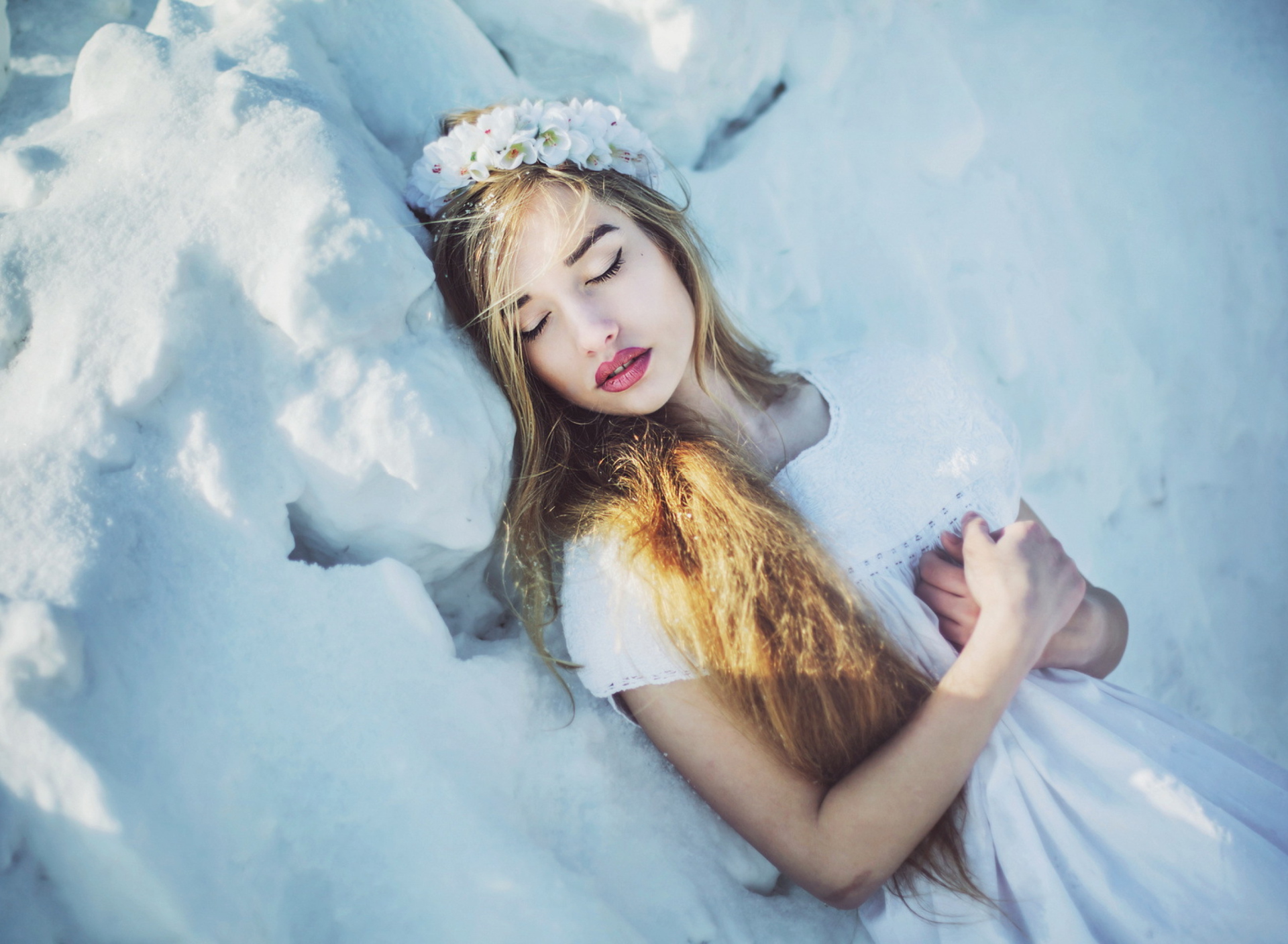 Обои Sleeping Snow Beauty 1920x1408
